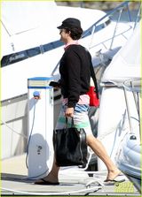 组图：奥兰多携妻儿海边度假  米兰达薄裙飘逸