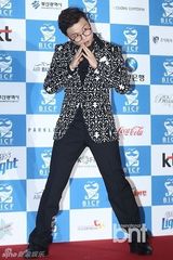 组图：韩国际喜剧节红毯挤胸熊抱肉搏精彩不断