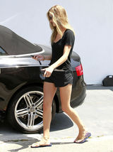 组图：惠特莉街拍黑色运动短裤秀美腿