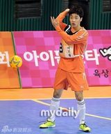 组图：EXO鹿晗等驰骋球场 Beast组进球获胜