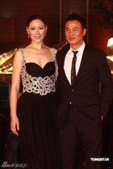 幻灯：香港金像奖颁奖红毯 任达华夫妇甜蜜亮相