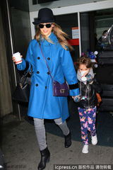 组图：阿尓芭亮相巴黎衣着亮眼 小奥诺萌样可爱