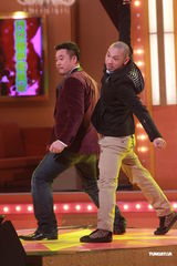 组图：谭咏麟关心妍台上合唱 众星现身无线电视城