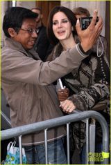 组图：打雷姐伦敦电台宣传 秋装素雅眼线撩人