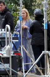 组图：温斯莱特拍新片 睡袍游街素颜蓬发似梦游