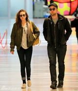 组图：暮光情侣档齐戴墨镜扮酷脸现身机场