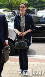 组图：韩星成贤娥表情黯然出席性交易案四审