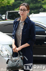 组图：韩星成贤娥表情黯然出席性交易案四审