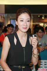 组图：杨怡不和准公公过父亲节 送礼物陪妈妈