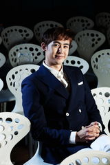 组图：尼坤称对形象不满意 不想靠脸吃饭