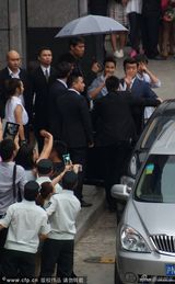 组图：金秀贤捞金排场大 见粉丝挥手致谢