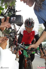 组图：《分手100次》郑伊健展示单轮车技术