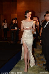 组图：林志玲裸背翘臀露美腿 遭老外偷瞄