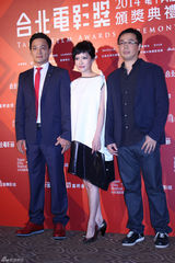 组图：台影奖郭采洁花裙俏皮 许玮宁深V性感