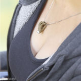 组图：日本创意项链“乳沟跳跃者”大胸必备