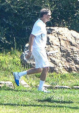 59岁比尔盖茨全家悠闲度假 开直升机返游艇(图)