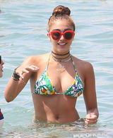 组图：神发育！麦当娜17岁女比基尼秀圆挺酥胸