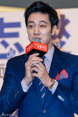 独家：苏志燮西装现身发布会 儒雅成熟帅大叔