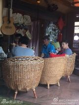 组图：隆诗牵手游丽江 吴奇隆贴心为女友夹菜