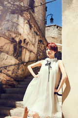 组图：金巧巧浓情巴黎写真 白衣灵动宛如少女