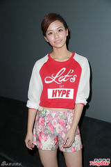 组图：周慧敏印花连衣裙亮相 拒评星爷向太冲突