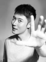 组图：张丹峰黑白写真 暖男气质凸显亲和力