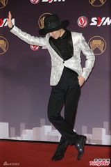 组图：萧敬腾复古宽檐帽 静若凤飞飞动如MJ