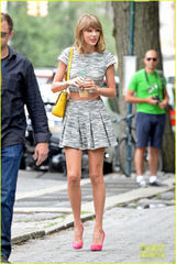 组图：泰勒露脐装俏皮可爱 热心为路人指路