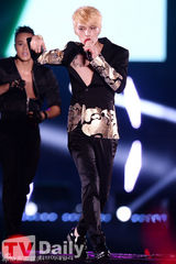 组图：JYJ热力开唱 金在中秀胸肌纹身隐现(朴有天/金俊秀)