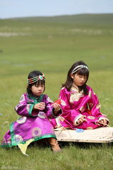 组图：爸爸2张亮黄磊拼厨艺 萌娃草原比摔跤