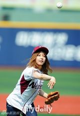 组图：韩星JUNIEL任开球嘉宾 啦啦队性感走光