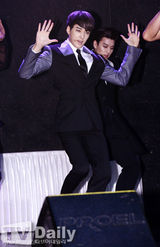 组图：U-KISS办新专辑Showcase黑衣造型酷帅