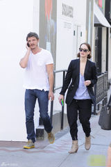 组图：红毒蛇帕斯卡与女友莎拉出街 不停讲电话