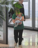 组图:文章返上海住酒店 岳母抱小女儿探父1小时