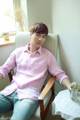 组图：丁祥威曝最新写真 粉色衬衫化身优雅型男