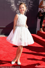 组图：爆红芭蕾萝莉白裙亮相 宛若小仙女