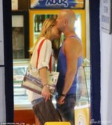 组图：芭儿-莱法利比基尼出海 与光头男友激吻