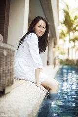 组图：王乐君泳池写真曝光 似出水芙蓉清新动人