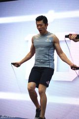组图：夏雨秀肌肉 与潘石屹同台比拼俯卧撑