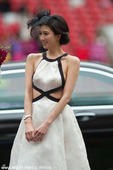 组图：林志玲出席北京马术大师赛 白礼服秀美背