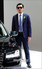 组图：赵寅成等现身釜山车展 看完帅男看车模