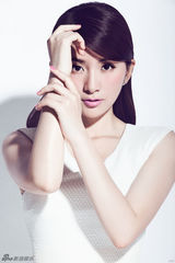 组图：刘庭羽曝光纯色写真 清爽短裙眼眸迷人