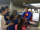组图：儿童节机场工作人员穿卡通服装 创意足