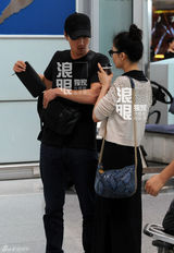 独家：高圆圆机场送赵又廷离京 闸口秀恩爱