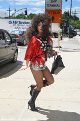 组图：Lady Gaga粗眉爆炸头大玩美式复古风