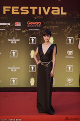 组图：上影节闭幕 张歆艺黑色深V礼服性感优雅