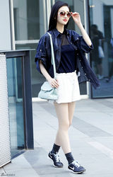 组图：景甜运动系街拍曝光 少女活力一览无余