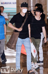 组图：CNBLUE赴京开唱 机场获壮汉开道