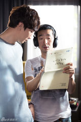 组图：《没关系，是爱情啊》曝剧照 孔孝真赵寅成谈情