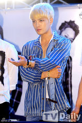 组图：JYJ出席发售会 朴有天戴眼镜呆萌可爱(金在中/金俊秀)